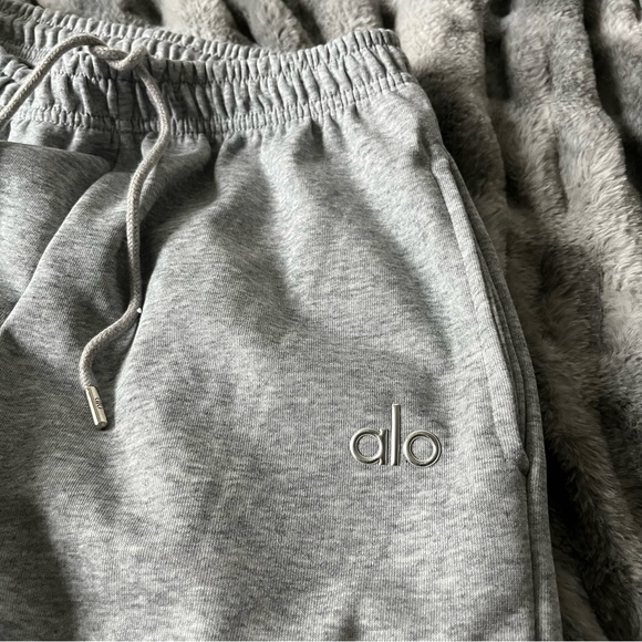 Alo Yoga Grey Sweatpants – Size Small 🤍 - Picture 2 of 4